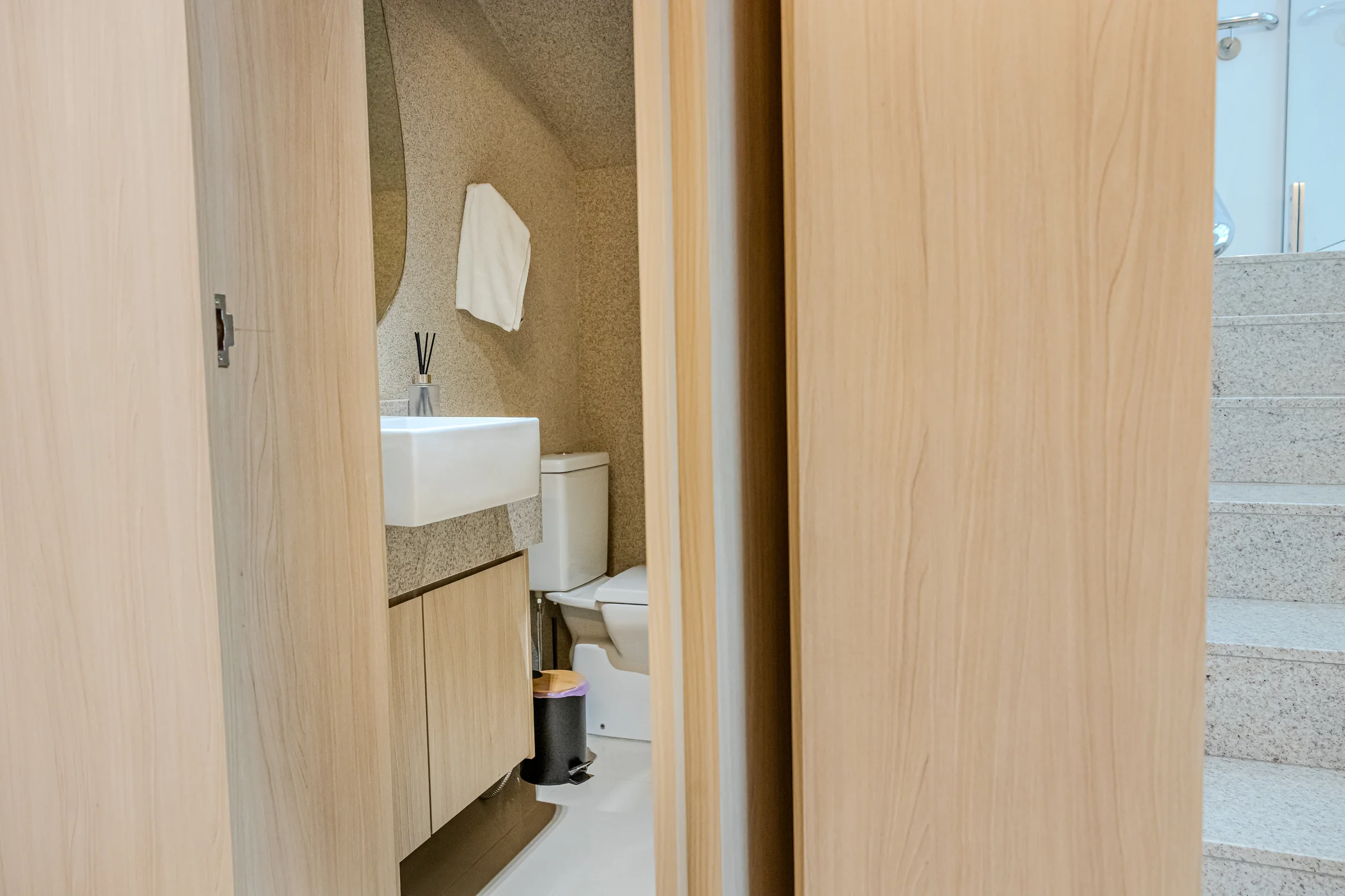 Lavabo compacto com bancada, cuba e vaso sanitário.